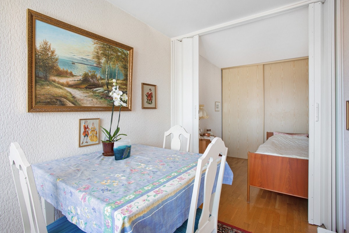 Spisestue/soverom skilles ved foldedører. Rommet kan fint omgjøres til et større soverom. Galleribilde