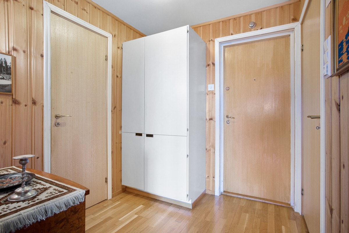 I entréen er det adkomst til en innvendig bod på 2 m2. Boden kan fint benyttes som garderobe. Galleribilde