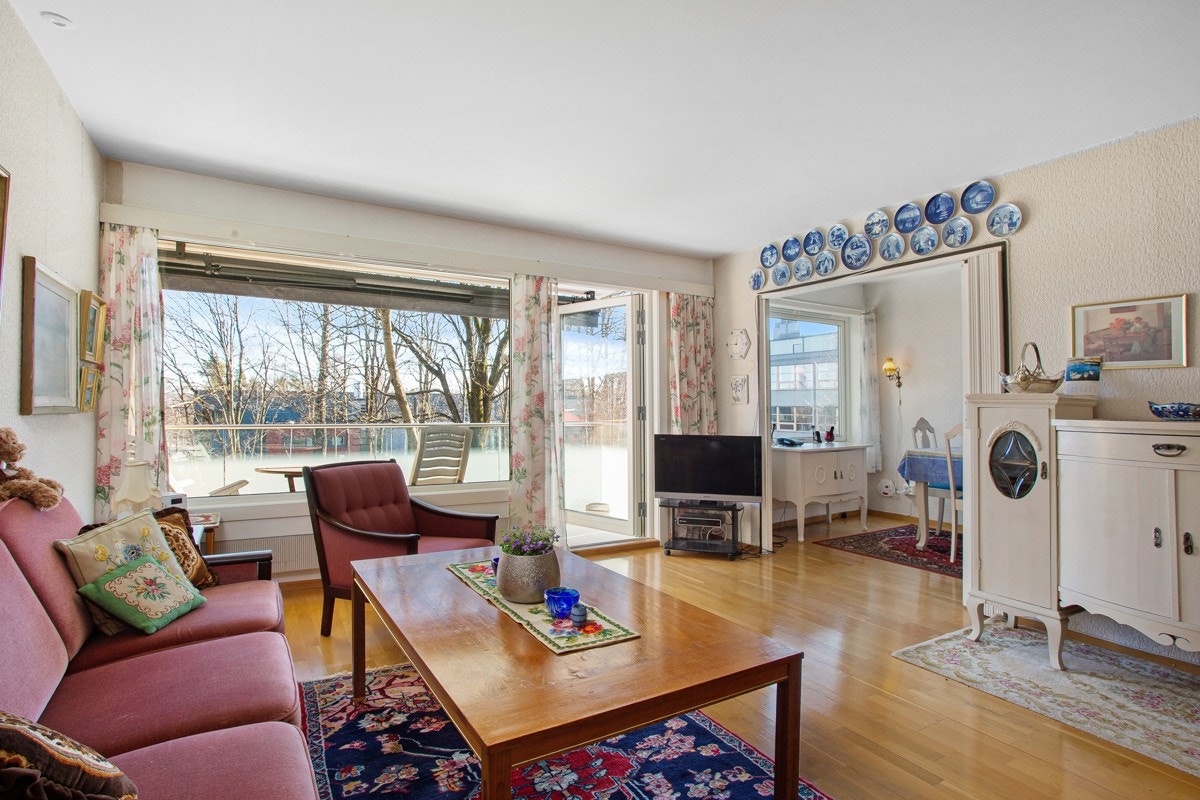 Leiligheten har store vindusflater som slipper inn rikelig med naturlig lys. Galleribilde