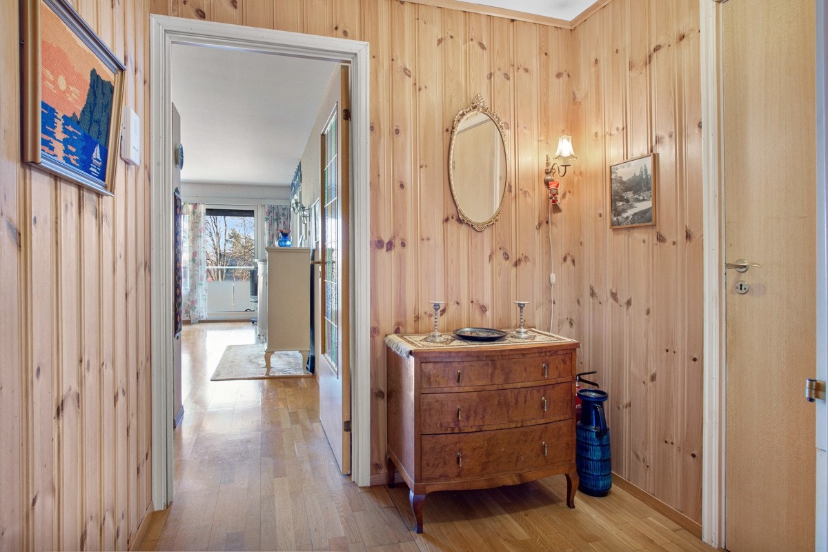 Praktisk entré/gang med plass til garderobeløsning. Galleribilde