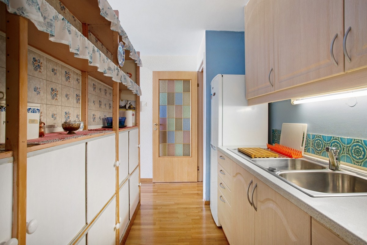 Hylleseksjonen kan fjernes for en luftig og åpen kjøkkenløsning. Galleribilde