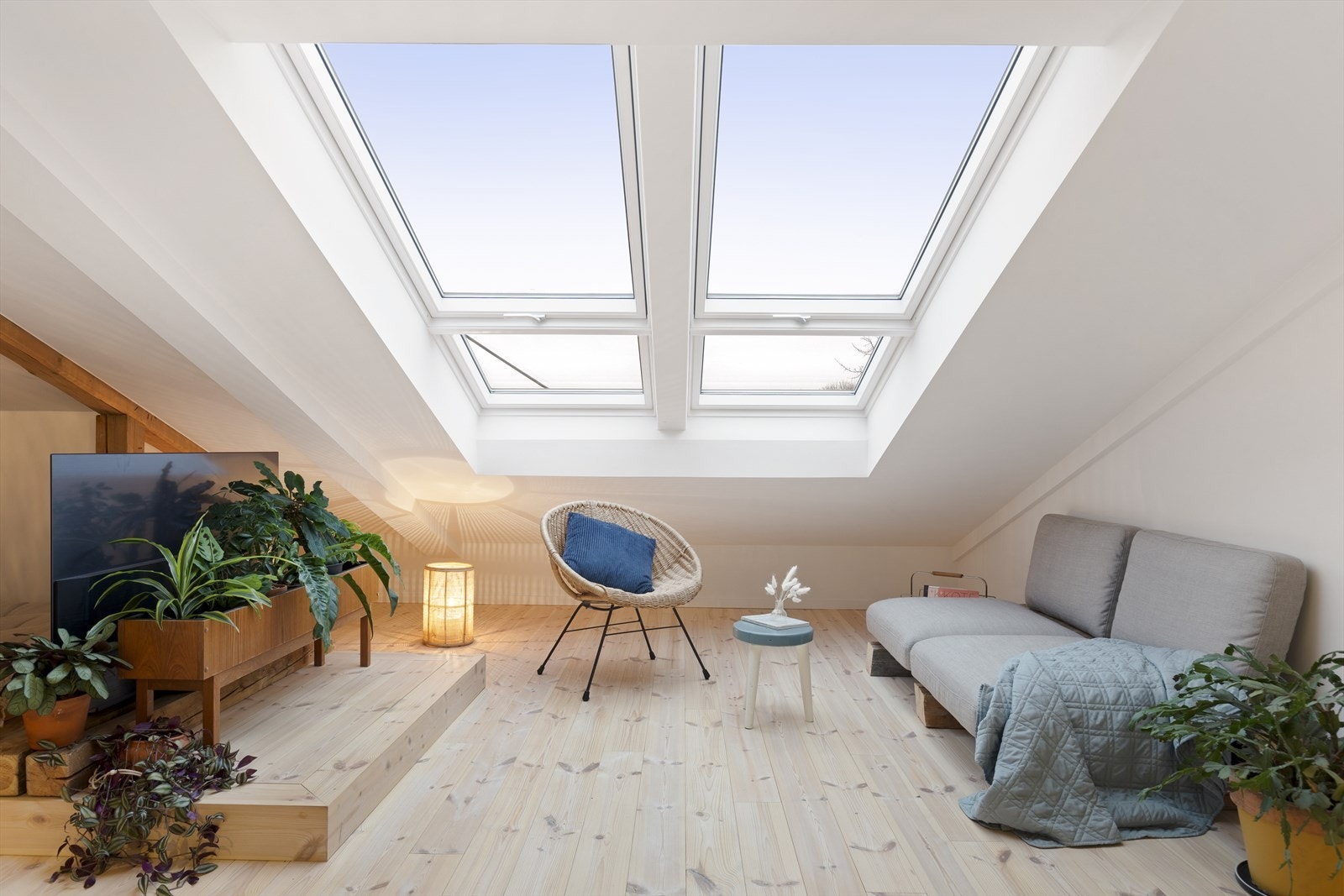Takvinduene er de største fra Velux. De er topphengslet, men kan også snus rundt for enkel rengjøring Galleribilde