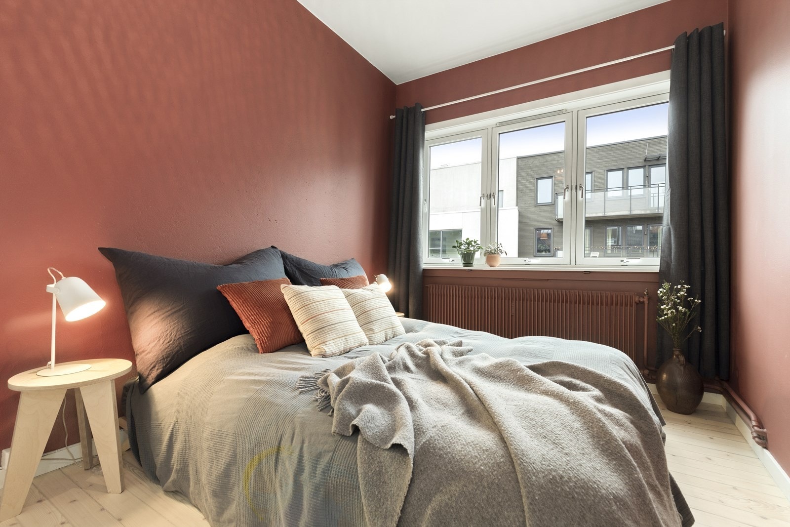 Soverommet i hovedetasjen er malt i brent terracotta Galleribilde