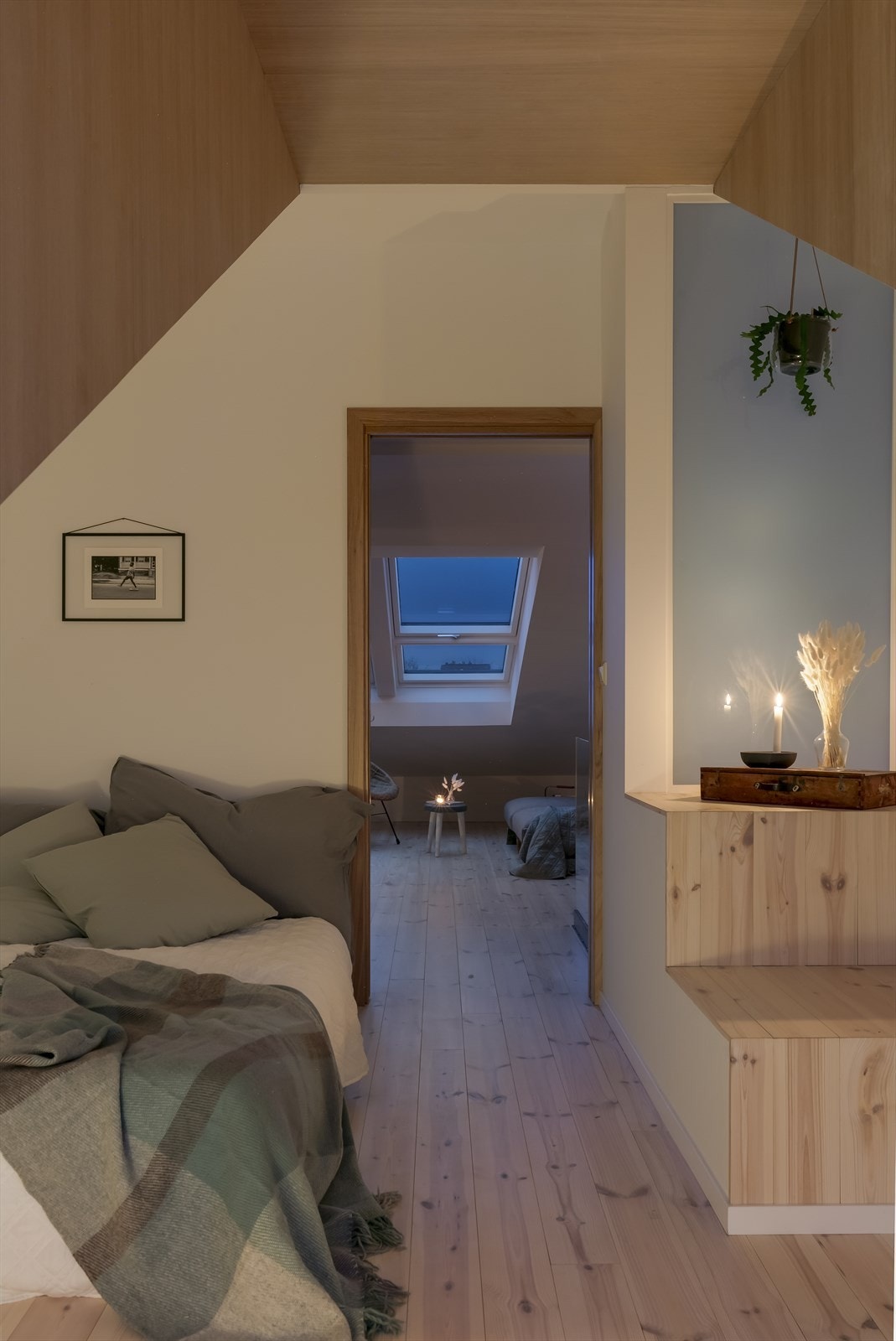 Loftsetasjen har en gjennomgående planløsning med lys inn fra begge sider Galleribilde