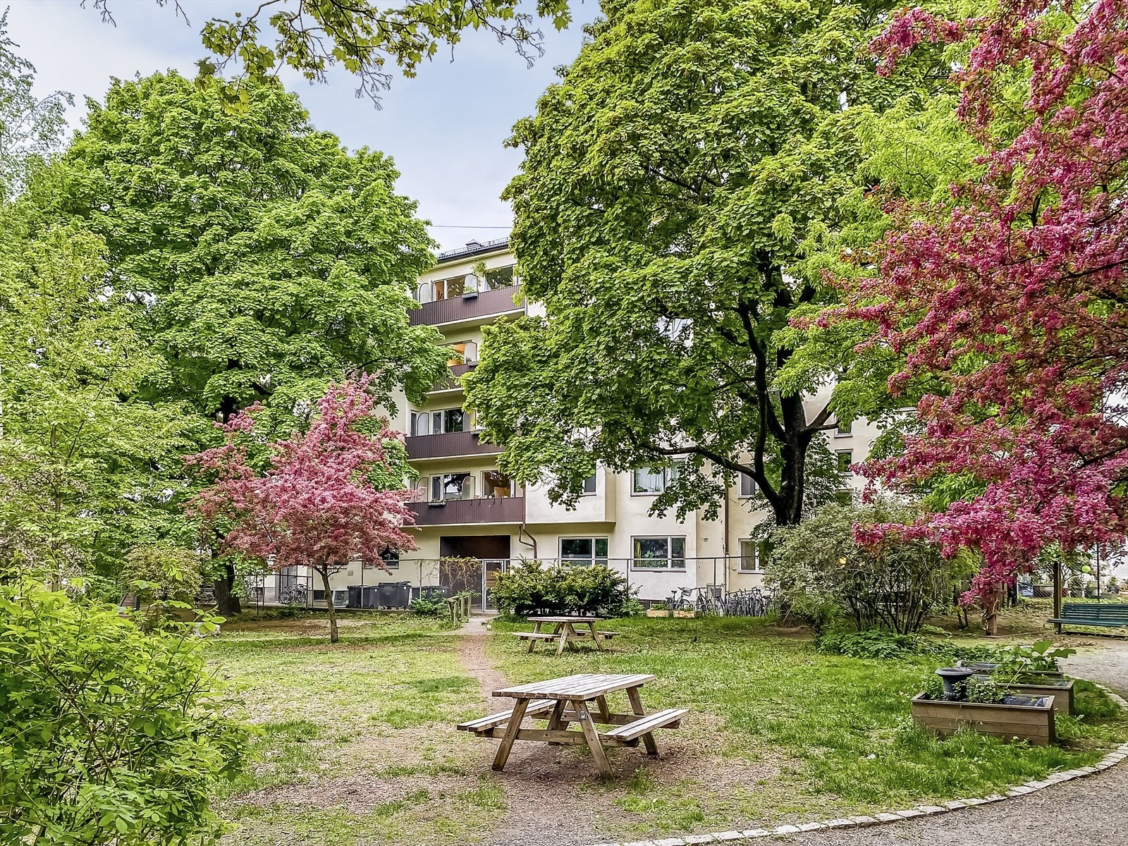 Man kan følge årstidene fra balkongen som vender mot stille og frodig park Galleribilde