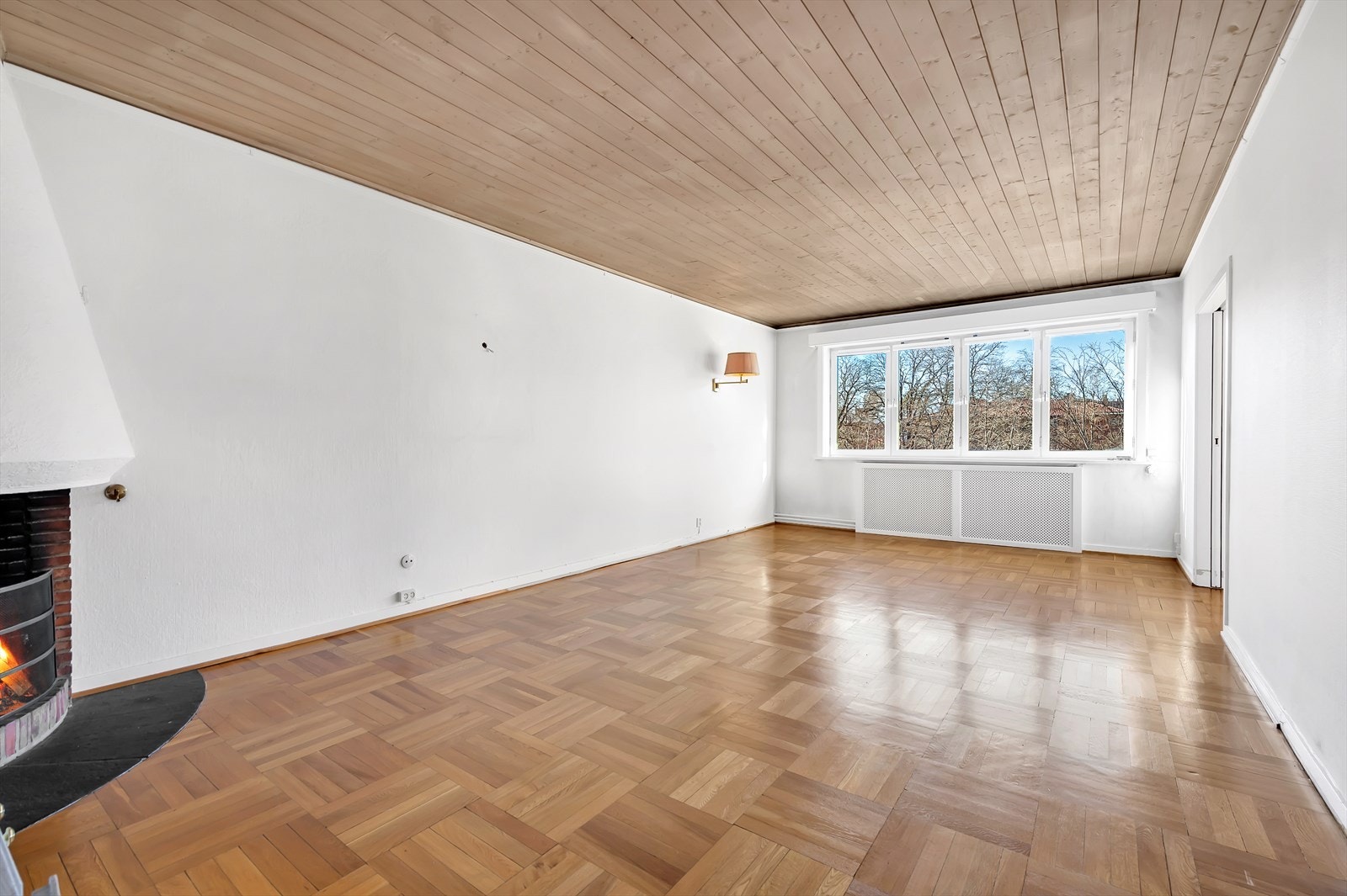 Lys og romslig stue med god plass Galleribilde