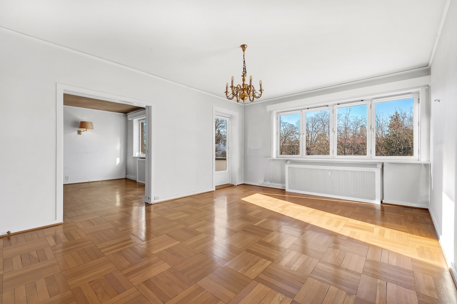 Rikelig med lysinnslipp fra store vindusflater Galleribilde