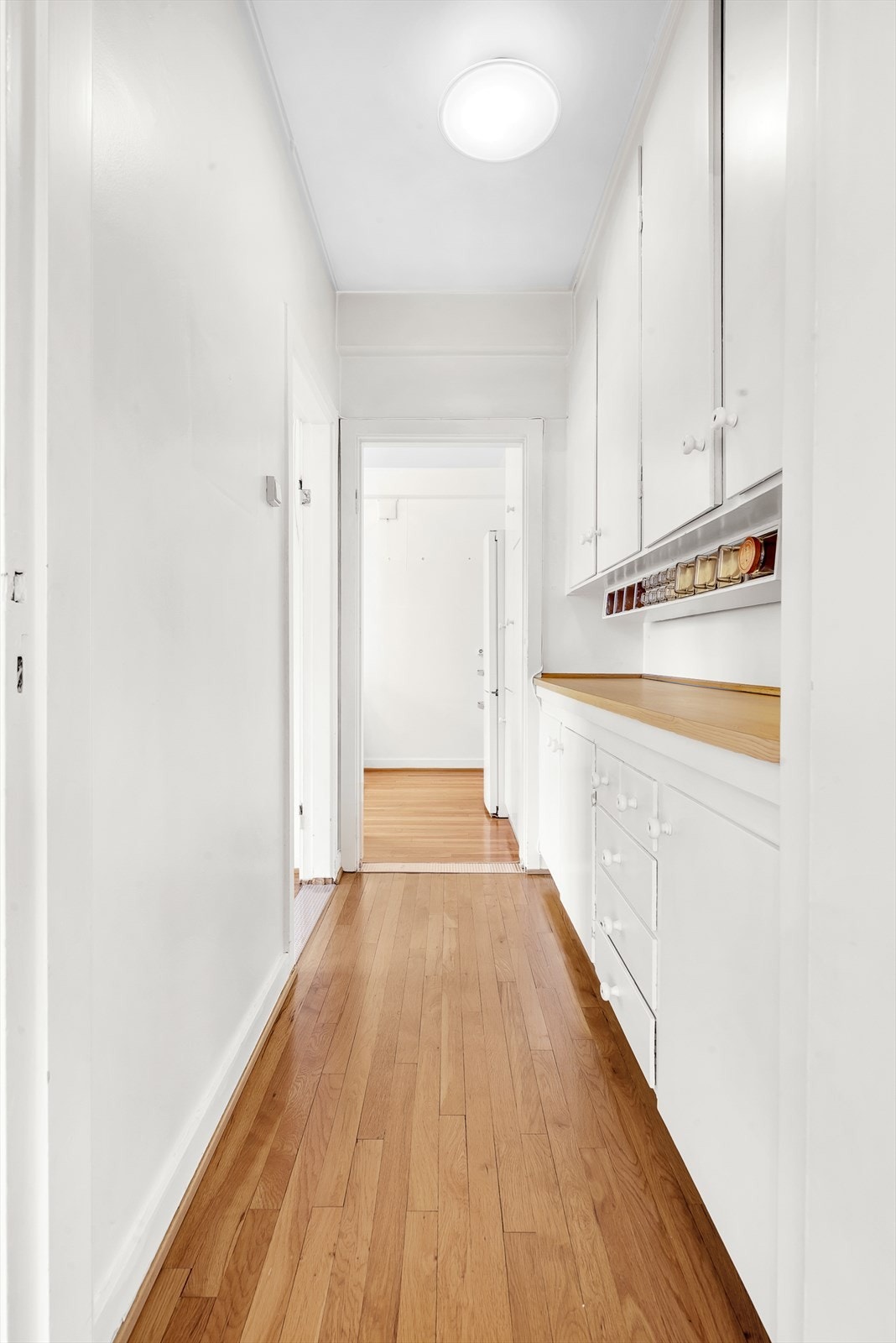 Anretning mellom kjøkken og spisestue Galleribilde