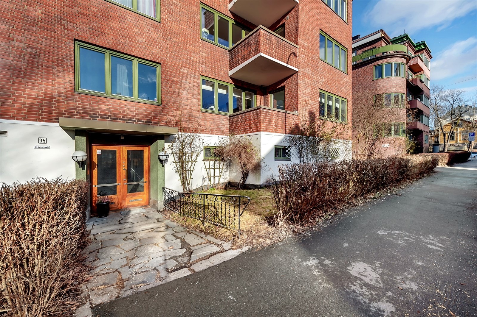 Hyggelig og representativt inngangsparti med forhage Galleribilde