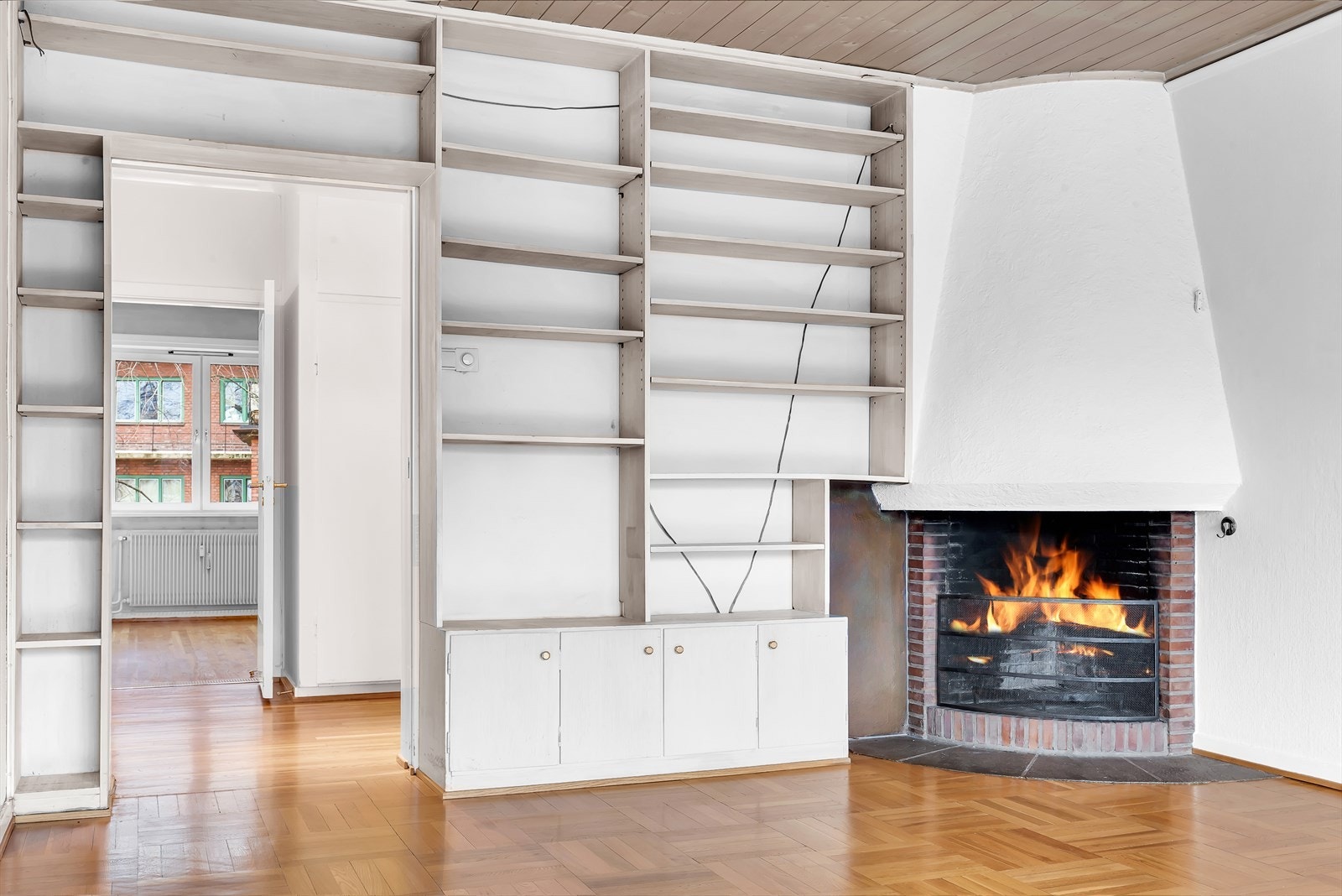 Ildsted og snekkerbygd bokhylle Galleribilde