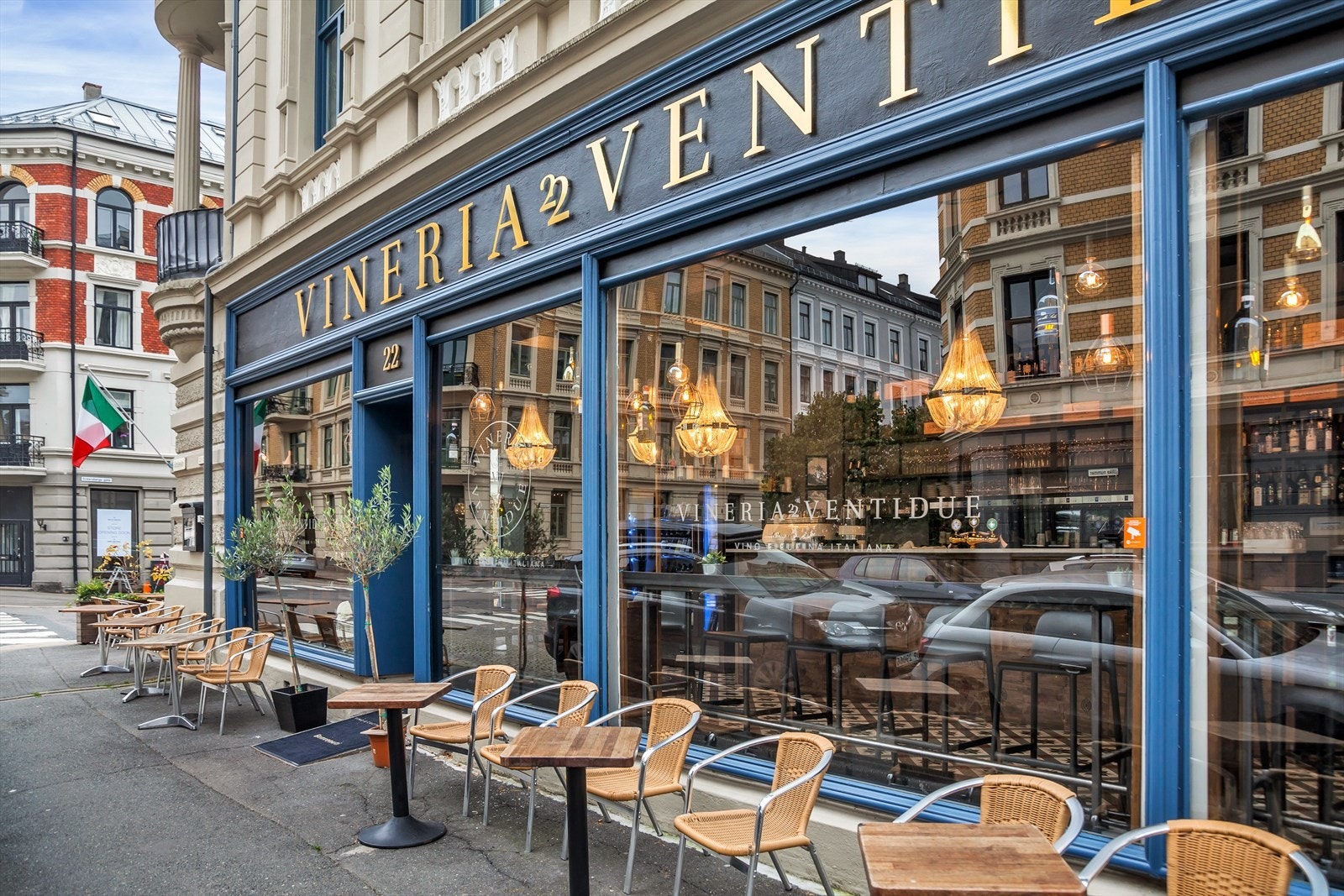 Kort vei til populære Vineria Ventidue med hyggelig uteservering om sommeren Galleribilde