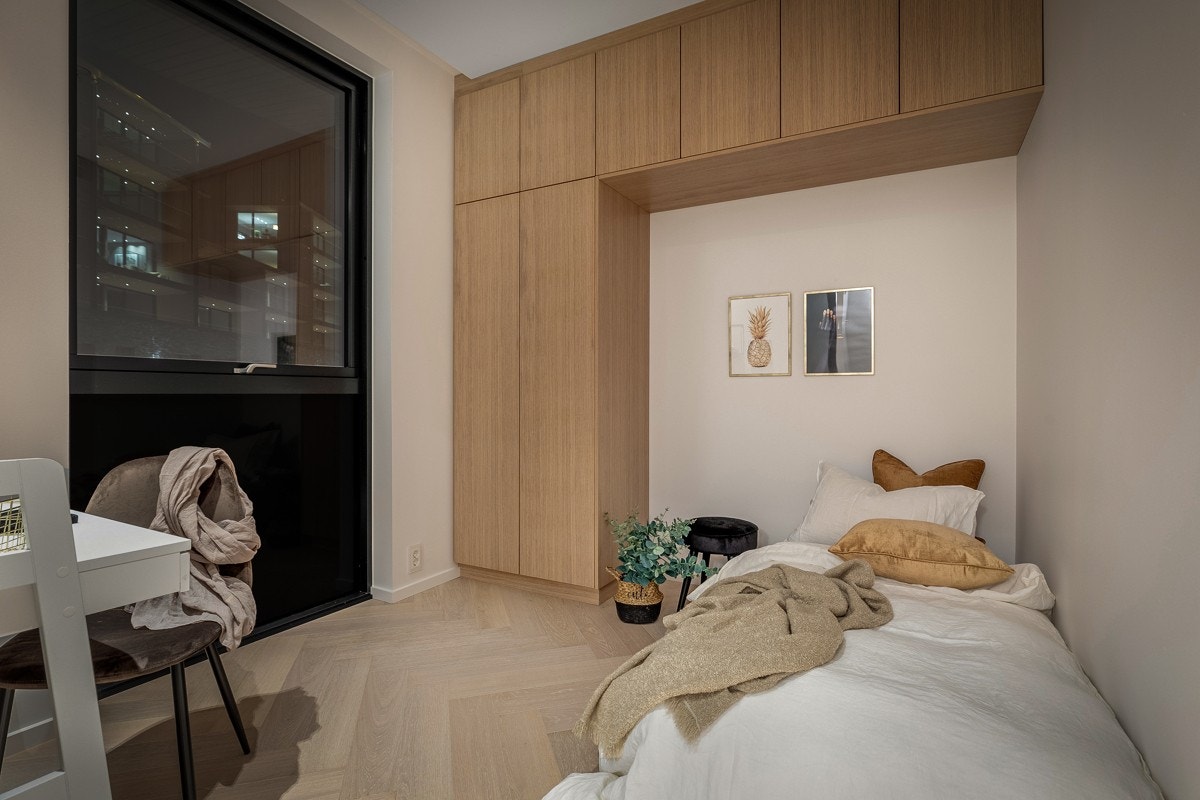 Soverom med plassbygde garderober fra Kvänum Galleribilde