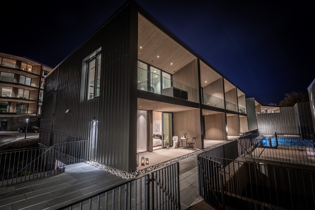 Fasade med lekker belysning og superwood kledning Galleribilde