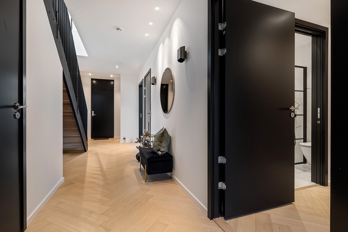 Gangen er lys og luftig med belysning og lyse farger Galleribilde