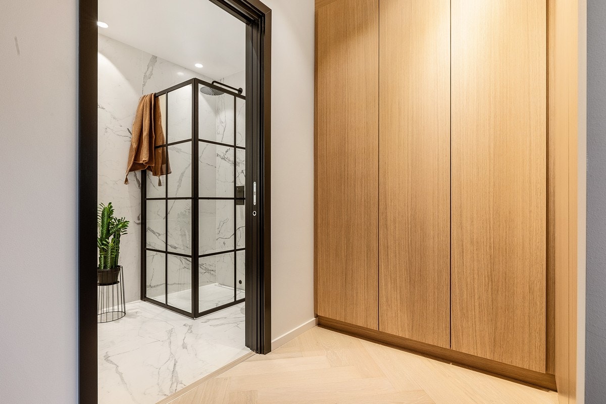 Walk in garderobe og rett inn på eget baderom Galleribilde