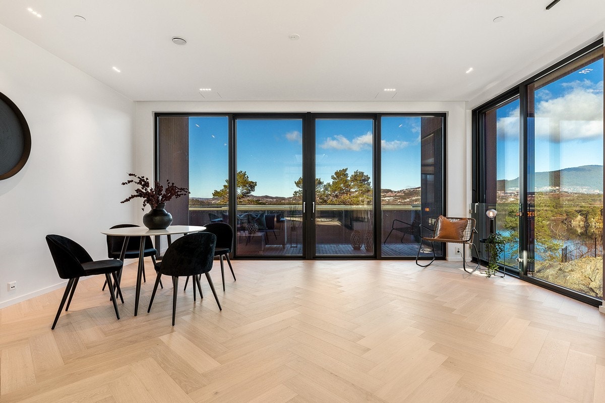 Hjørnehuset har lysinnslipp fra 3 sider og utsikt mot blant annet Troldhaugen Galleribilde