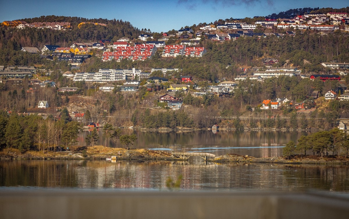 Fra stuen har man utsikt mot Nordåsvannet og Marmorøyene Galleribilde