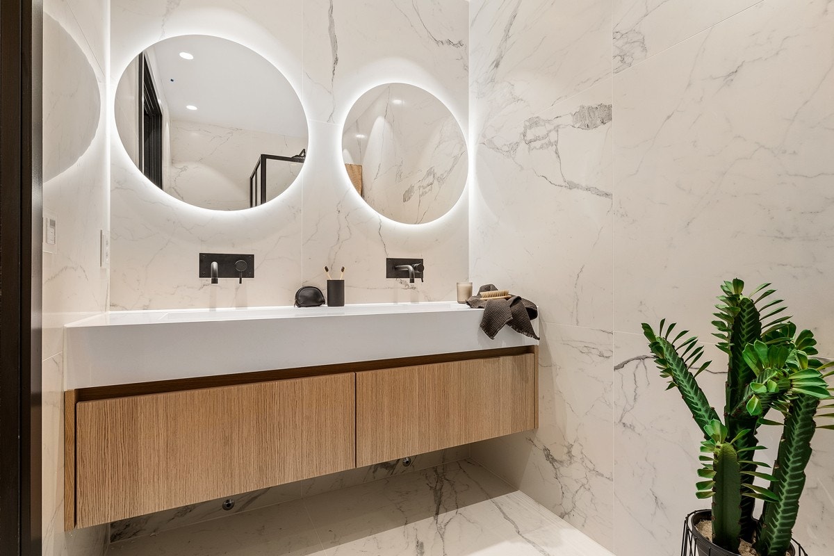 Hovedbad er knyttet til soverom og har dobbel servant Galleribilde