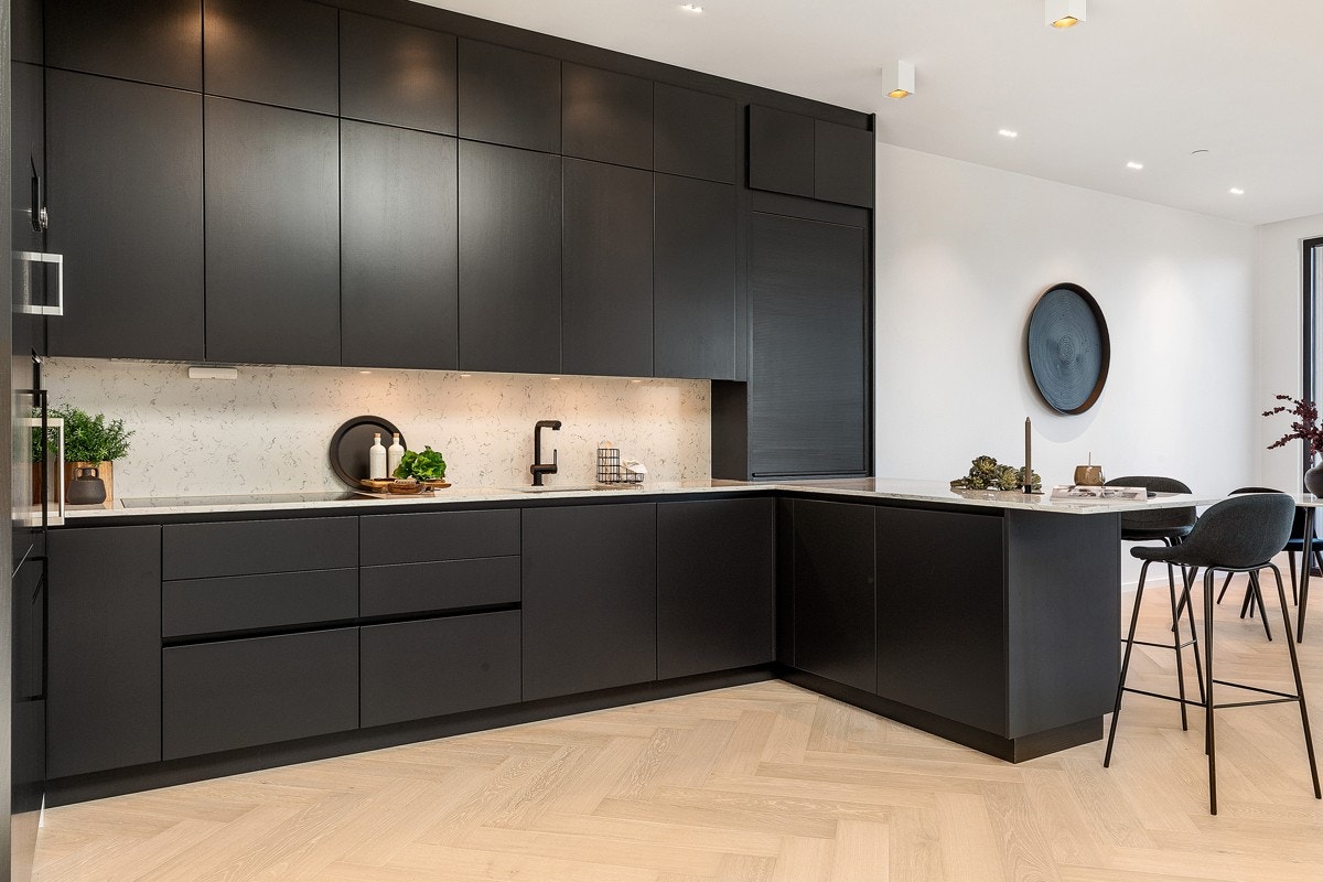 Det er tilrettelagt for sitteplasser på enden av kjøkkenbenken Galleribilde