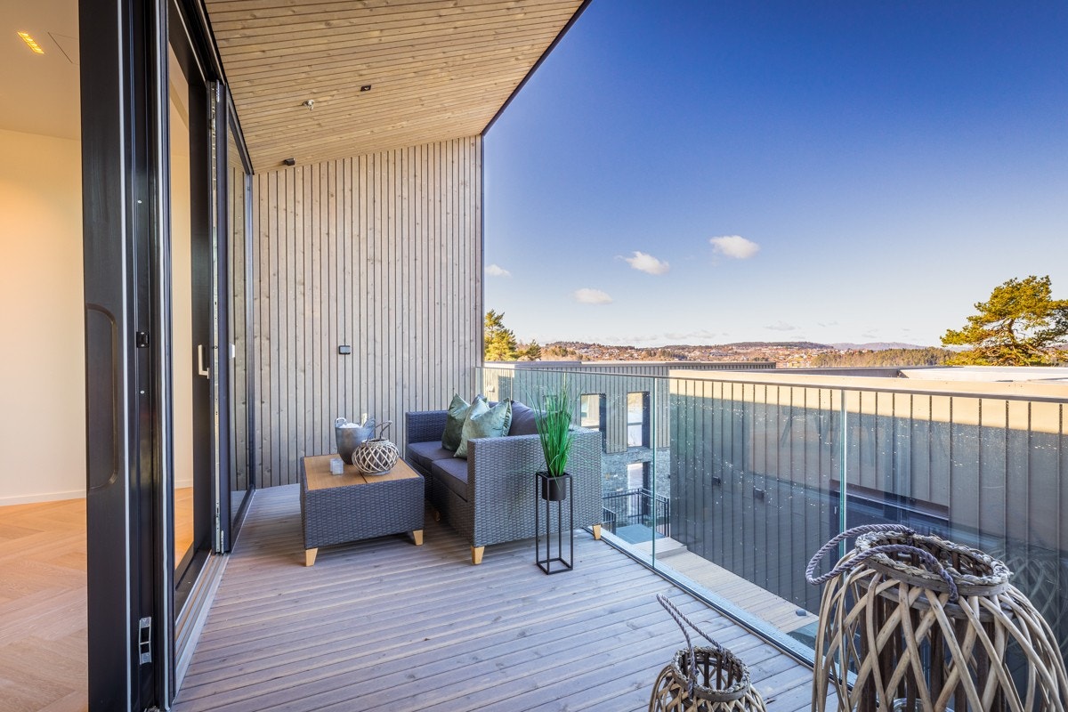 Balkong utenfor stue på 11 kvm - her kan man nyte solnedgangen Galleribilde