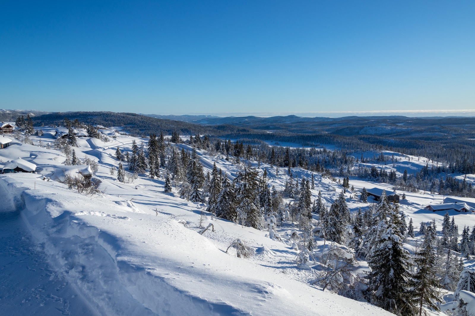 En meget solrik tomt. Panoramautsikt Galleribilde