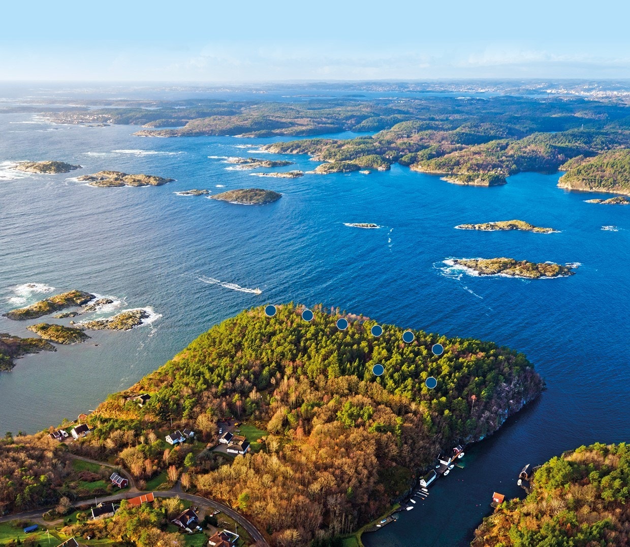 Bo med sjøen på tre sider Galleribilde