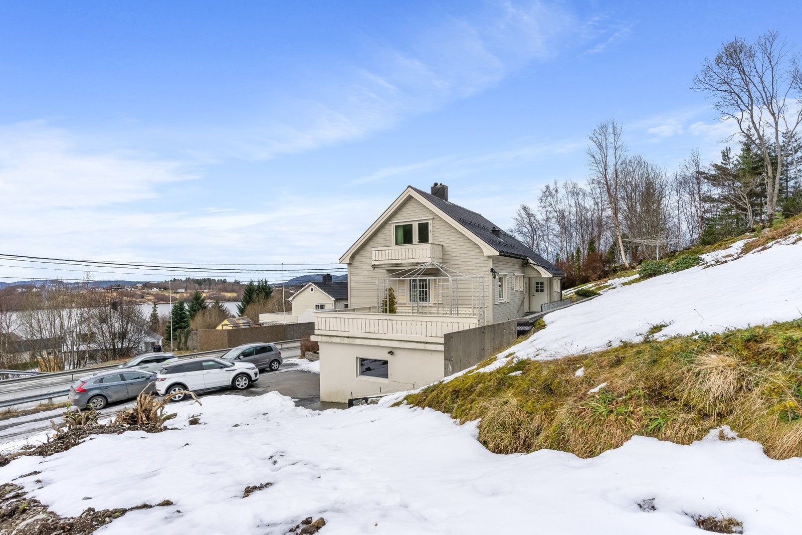 Biloppstillingsplass i garasje og på tomt med plass til flere biler. Galleribilde