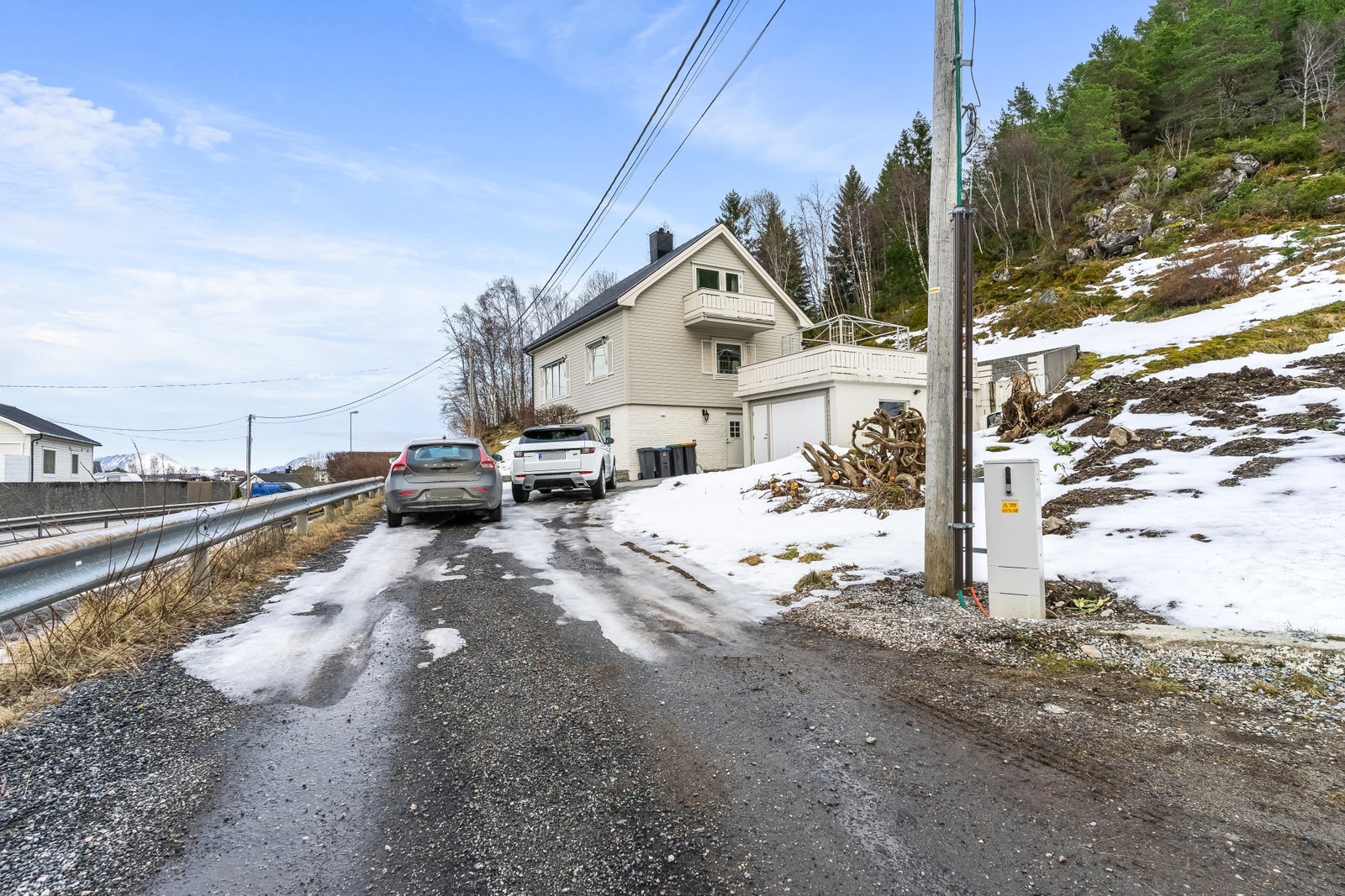 Boligen har tre etasjer. Kjeller har egen inngang og blir p.t. utleid. Galleribilde