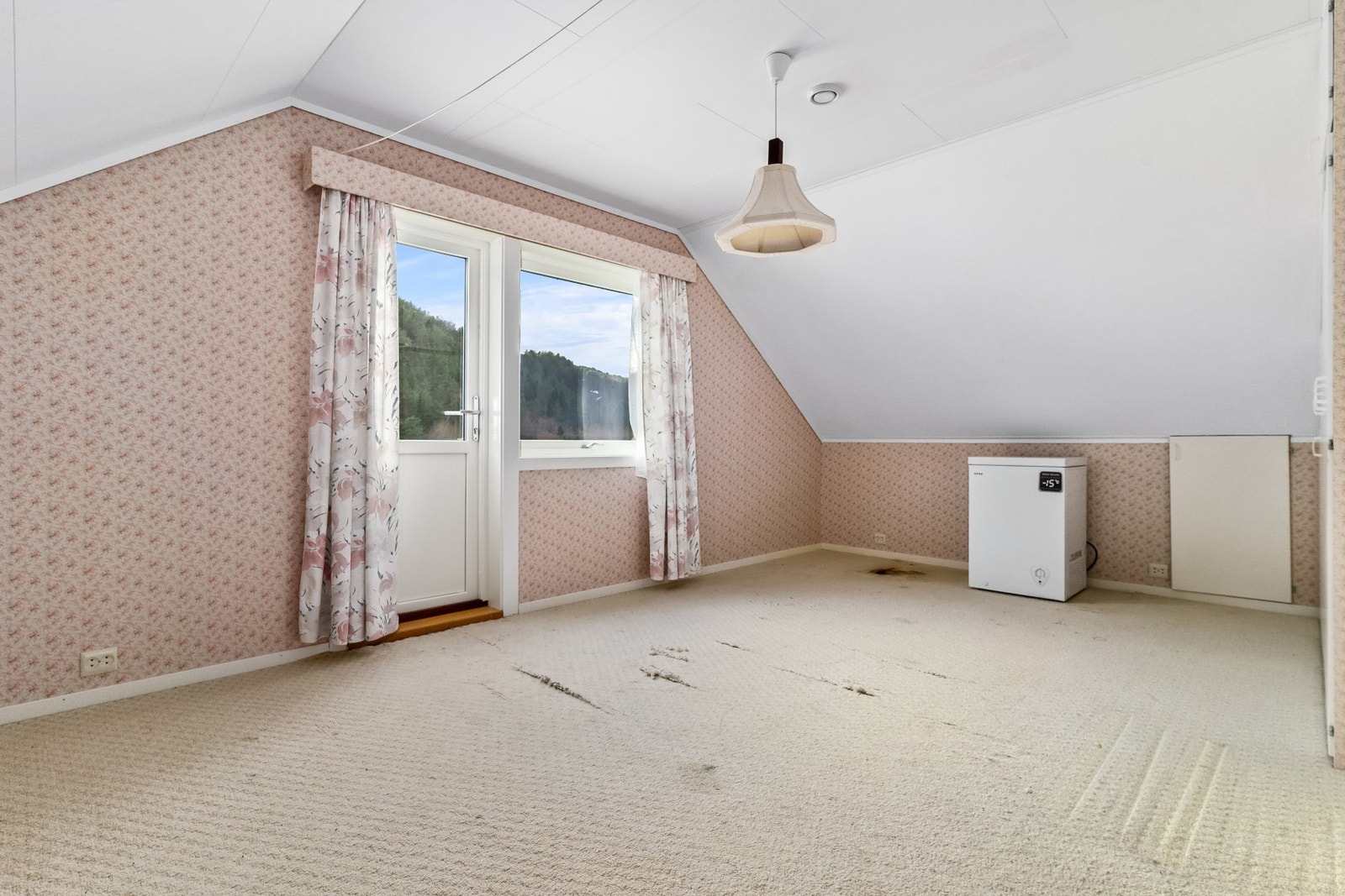 Soverom 1 med utgang til balkong. Galleribilde