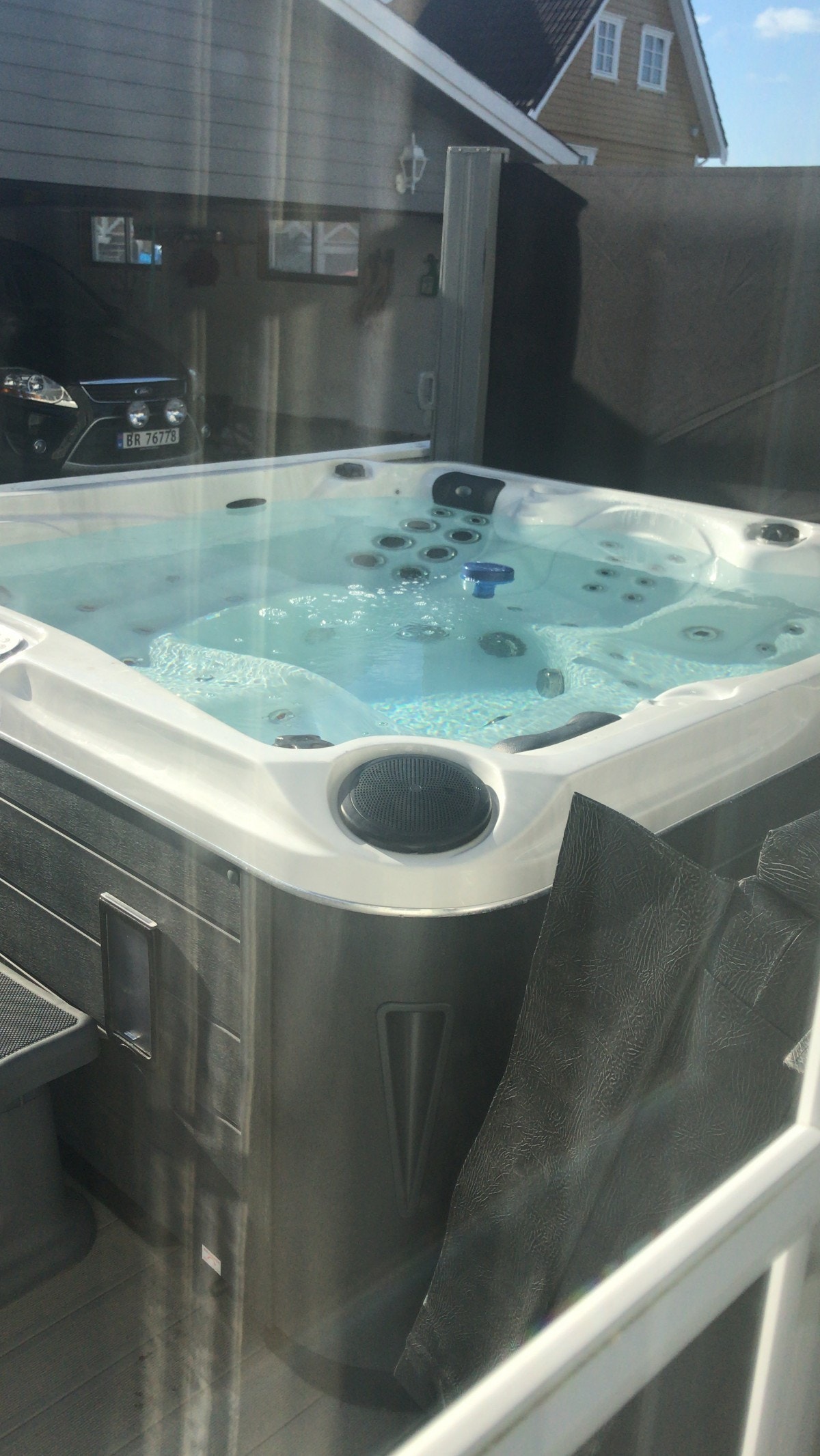 Jacuzzi med plass for 5-6 personer i terrassen Galleribilde