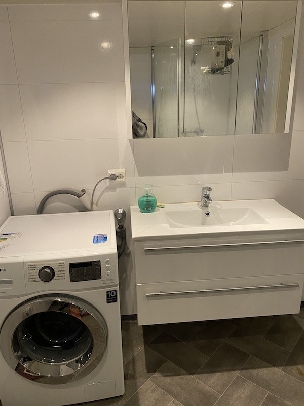 Bad i hybelleiligheten med god plass for vaskemaskin og tørketrommel Galleribilde