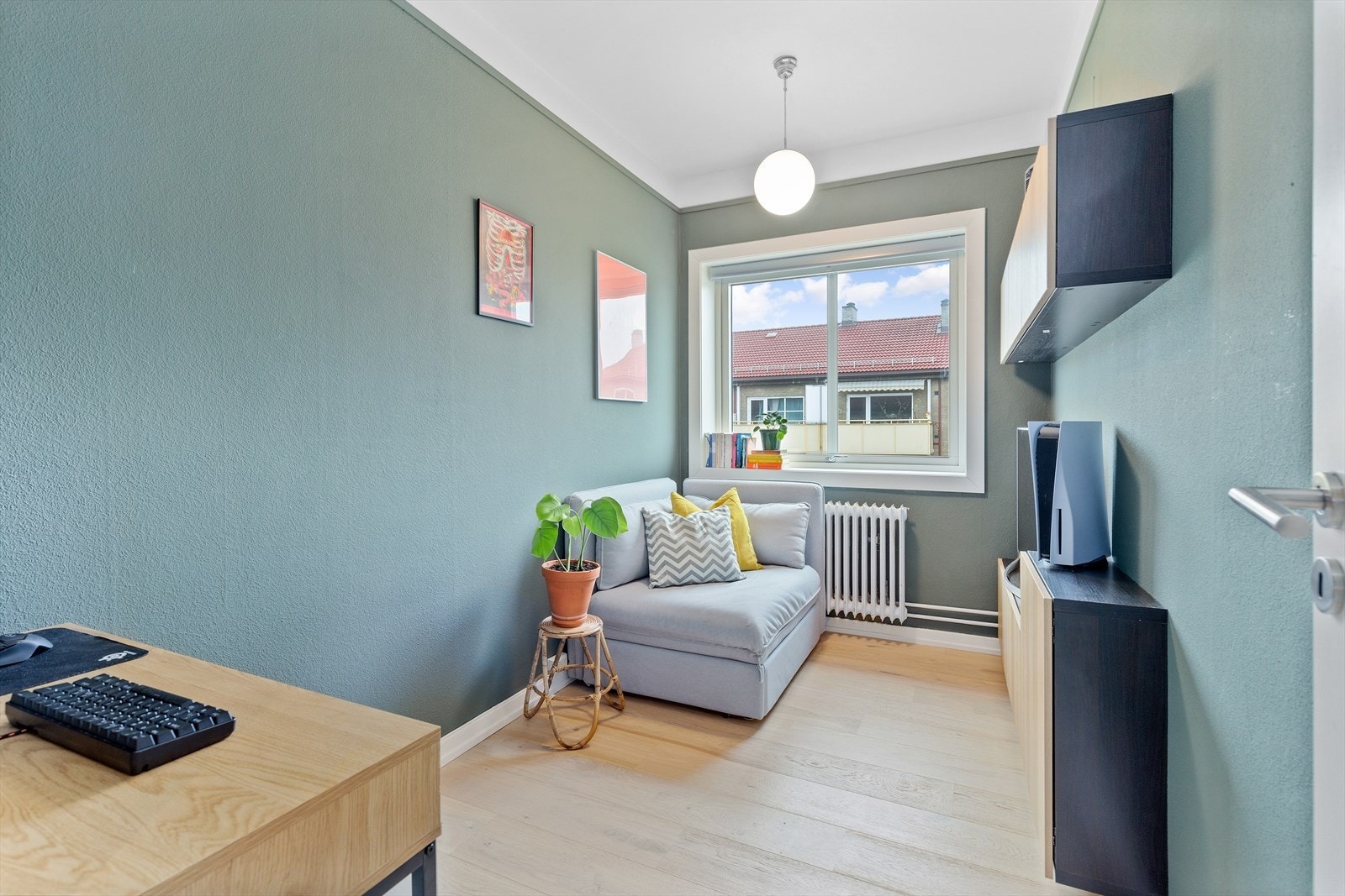 Soverom nr to benyttes i dag til gjesterom og kontor. Det er god plass til seng og kommode. Galleribilde