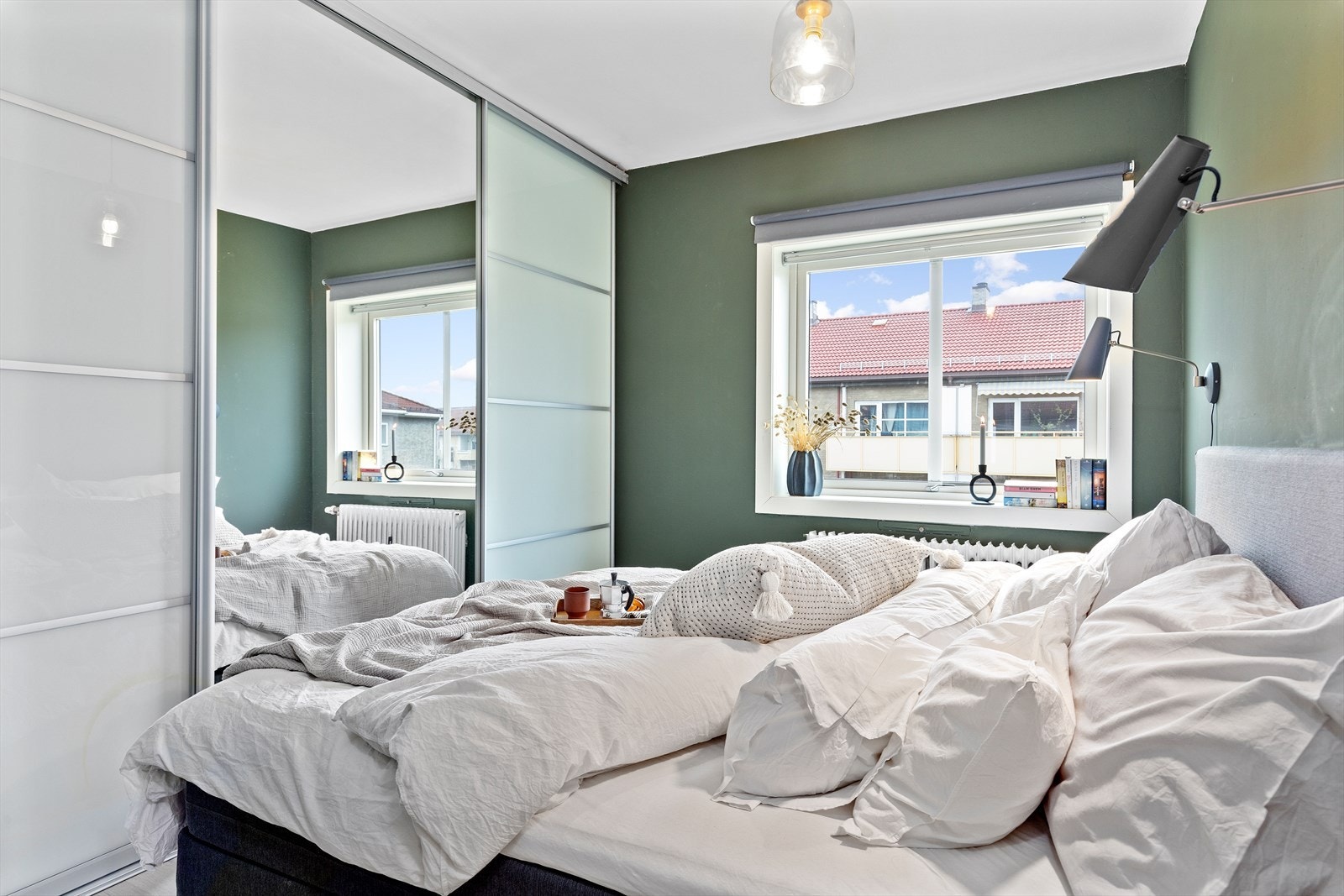 Leiligheten har to gode soverom. Begge vender inn mot stille og rolig bakgård. Galleribilde