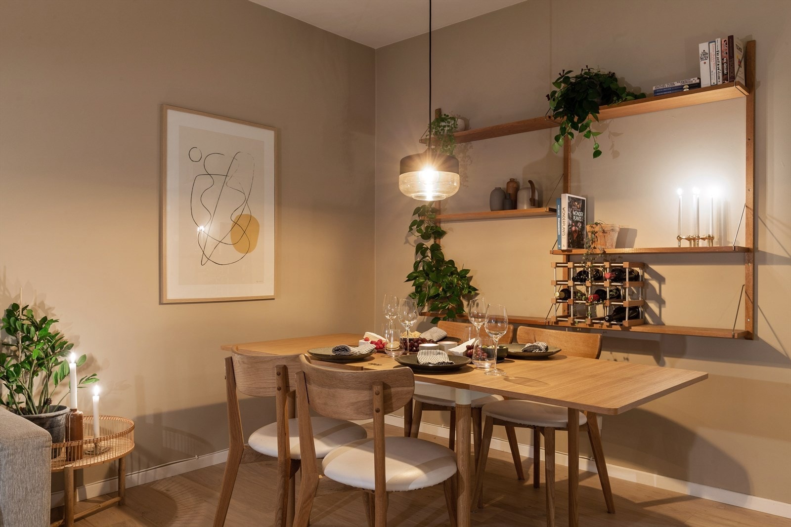 Stuen er i romslig størrelse og har god plass til stort langbord. Galleribilde