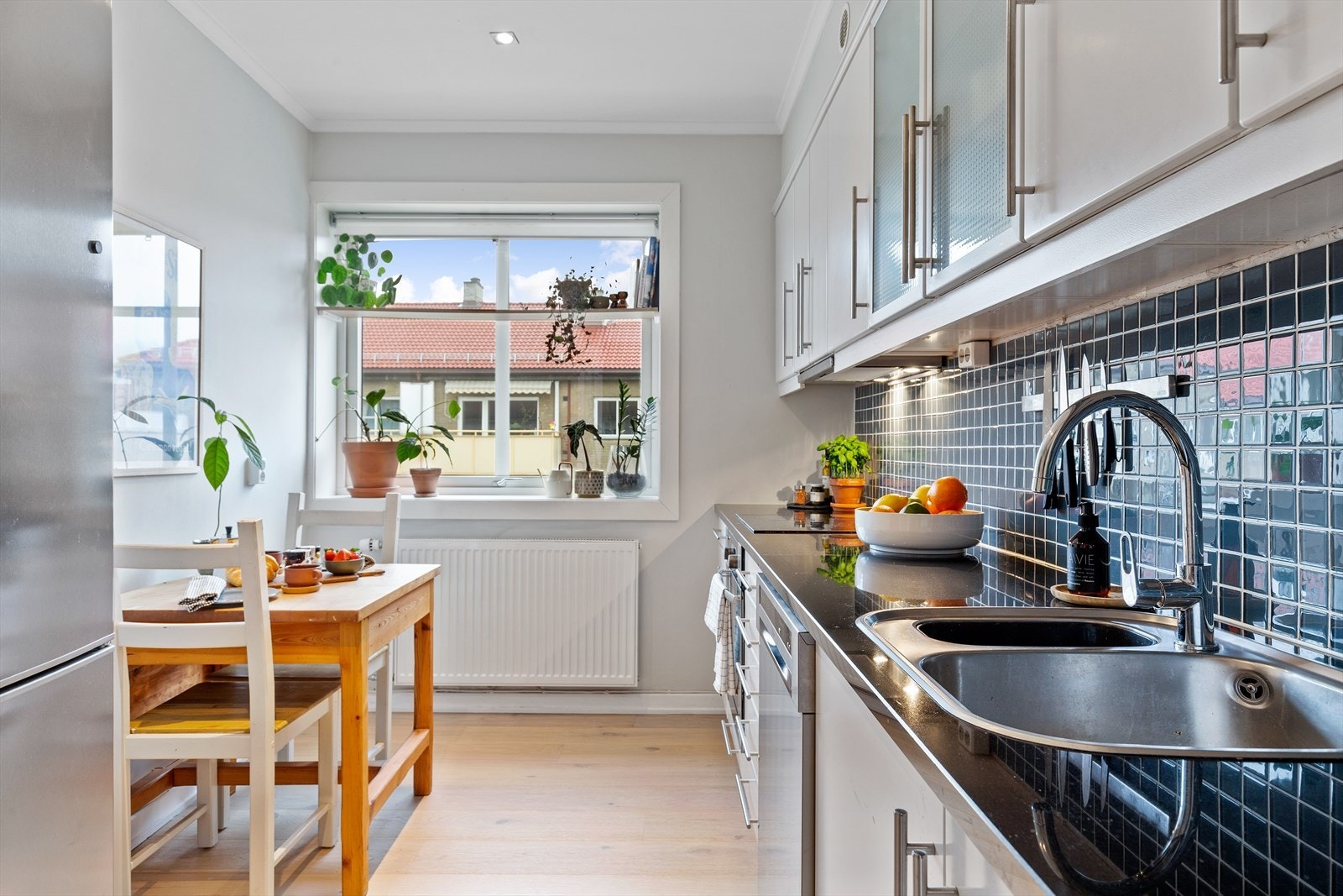 Pent kjøkken med mye benkeplass og rikelig med oppbevaring til diverse kjøkkenredskaper. Galleribilde