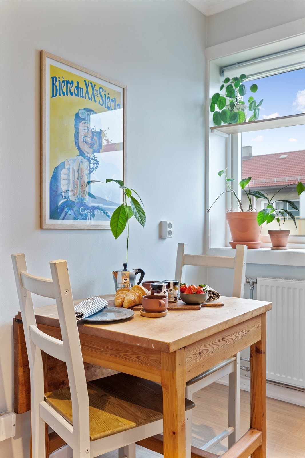 Kjøkkenet har også god plass til kjøkkenbord. Her kan frokosten nytes. Galleribilde