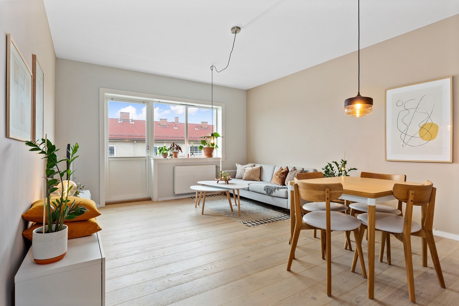 De store vinduene slipper inn rikelig med naturlig sollys. Her vil du garantert trives. Galleribilde