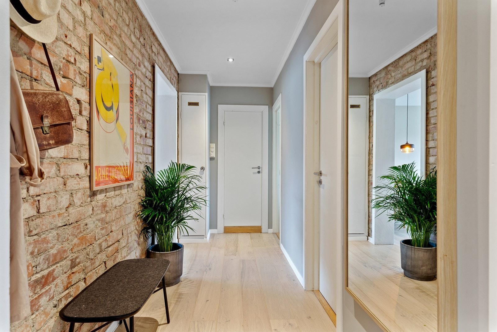 Velkommen inn i din nye bolig. Her er det et praktisk skap som rommer jakker, sko og alt du ikke ønsker å ha fremme. Galleribilde