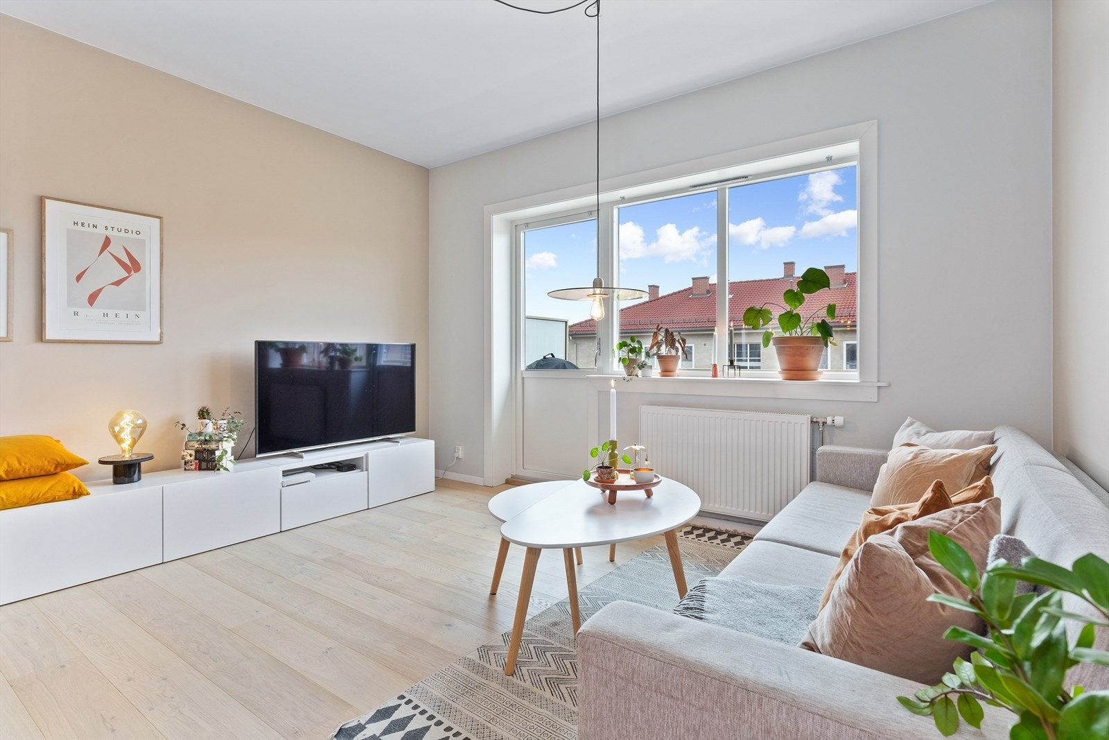 Leiligheten har fritt og herlig utsyn fra balkongen. En av de mange fordele med å komme opp i etasjen er at du får gode lysforhold. Galleribilde