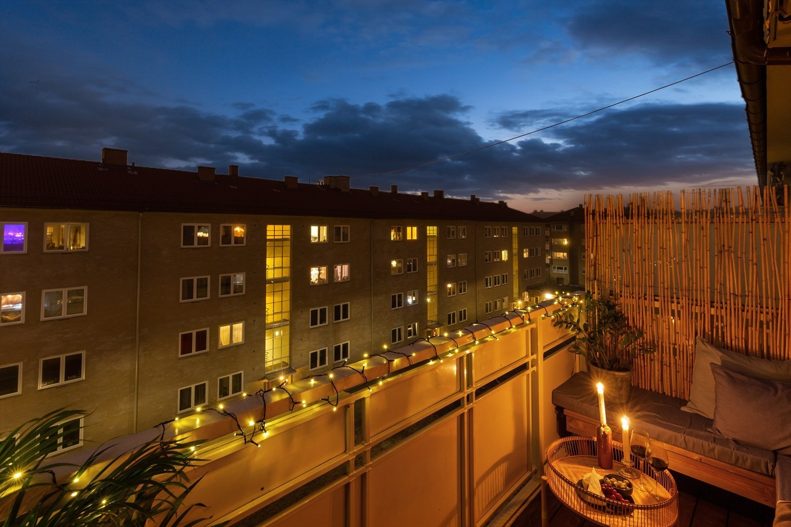 Balkongen er vestvendt og er på 5 kvm. Her er det gode solforhold. Et deilig ekstra rom til leiligheten som garantert vil bli brukt flittig om sommeren. Galleribilde