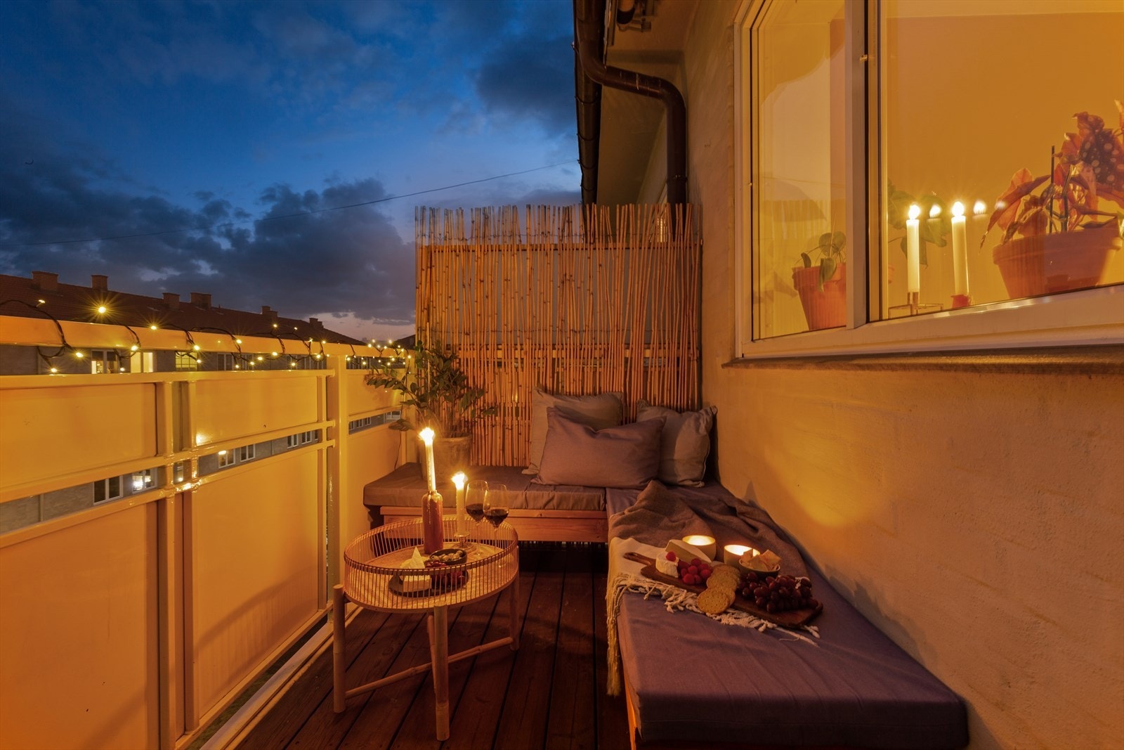 Balkongen har plass til både utemøblement og gassgrill. Galleribilde