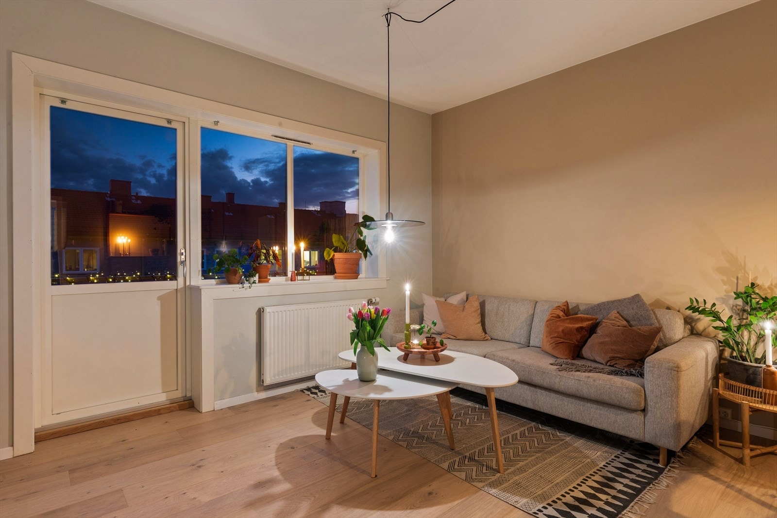 Stuen deles naturlig inn i to soner. En for sofagruppe og en til spisebord. Galleribilde