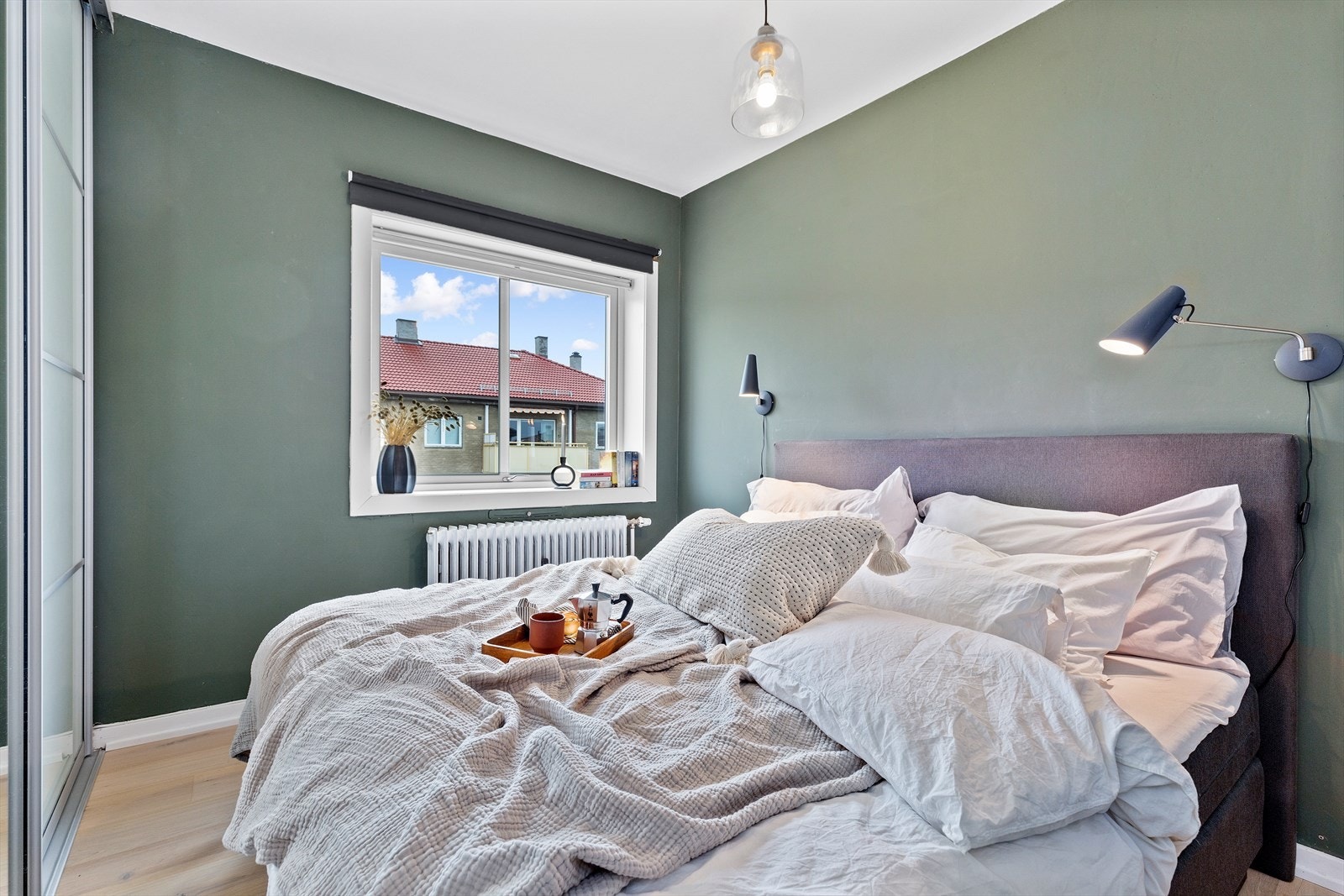 Hovedsoverommet har god plass til stor dobbeltseng. Det er også et garderobeskap med god lagring til både han og henne. Galleribilde