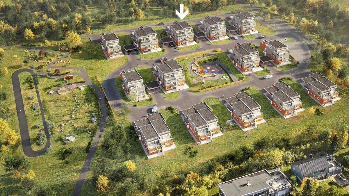 Boligen ligger flott plassert i øverste rekke. Lekeplassen forran gir flott utsyn.