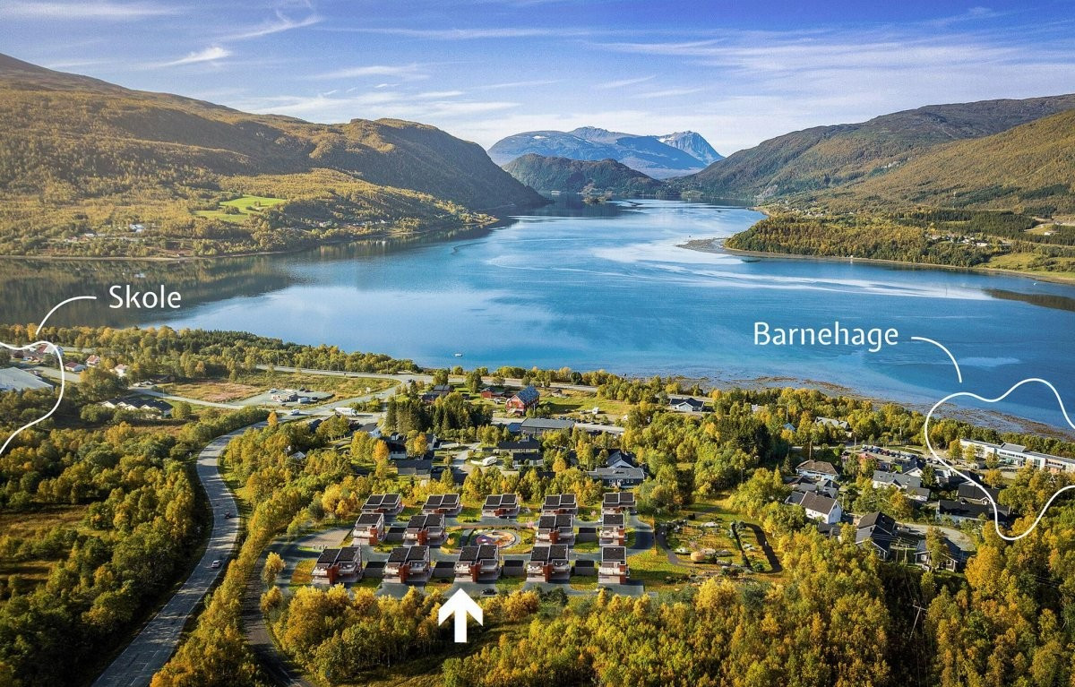 Boligen ligger i et nyetablert boligfelt flott plassert på et naturlig høydedrag. Bare noen steinkast unna er det barnehage, barneskole (1-10), fotballbane, svømmehall, mv.
