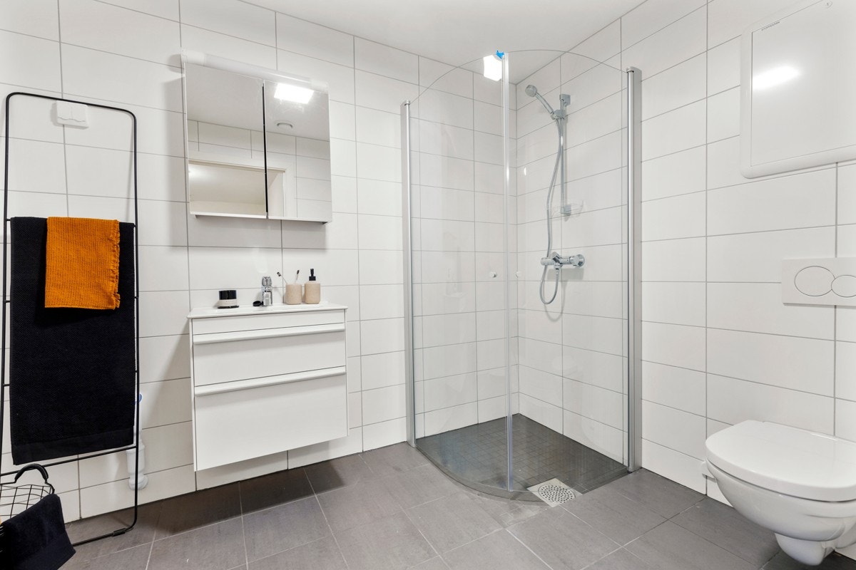 Lekkert bad med lyse overflater og fin innredning. Galleribilde