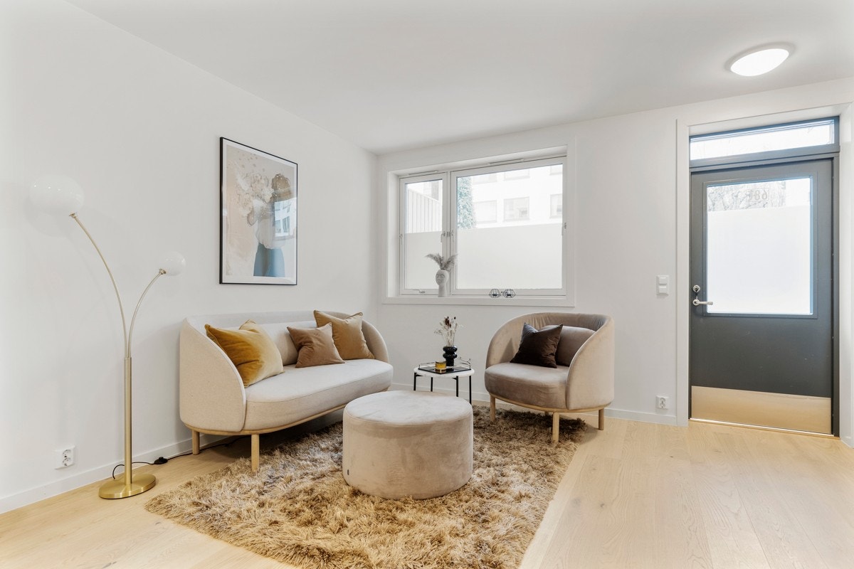 Leiligheten har plass til sofa og ønsket møblement i stuen samt utgang til terrasse. Galleribilde