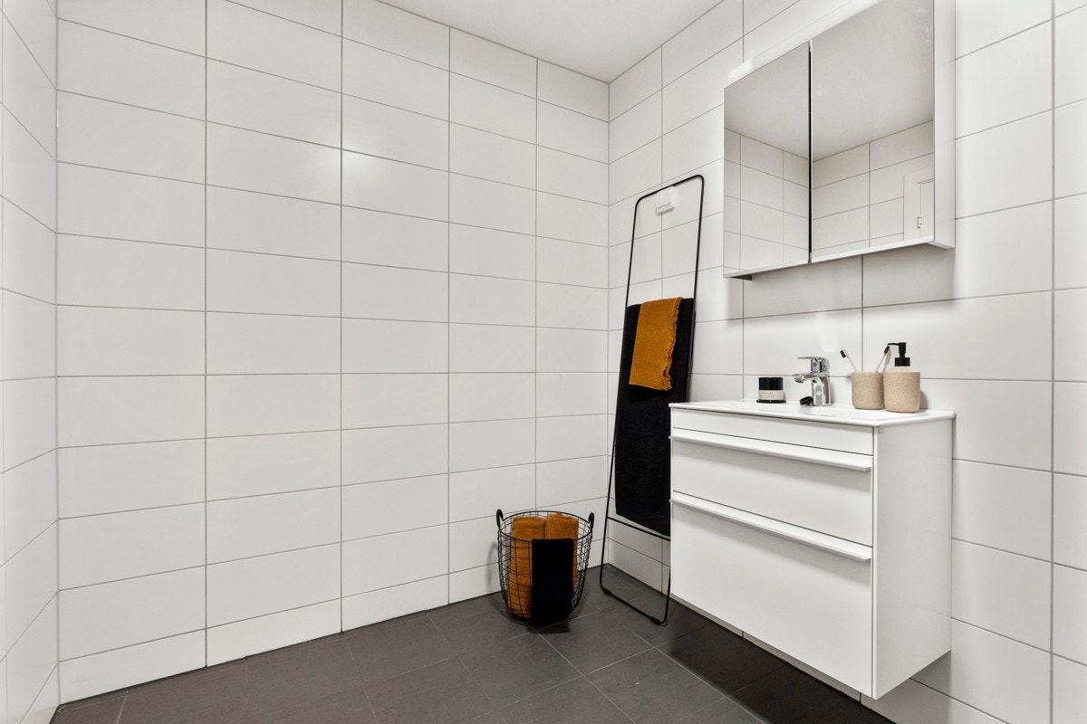 Badet har god plass til å sette inn oppbevarings løsninger. Galleribilde