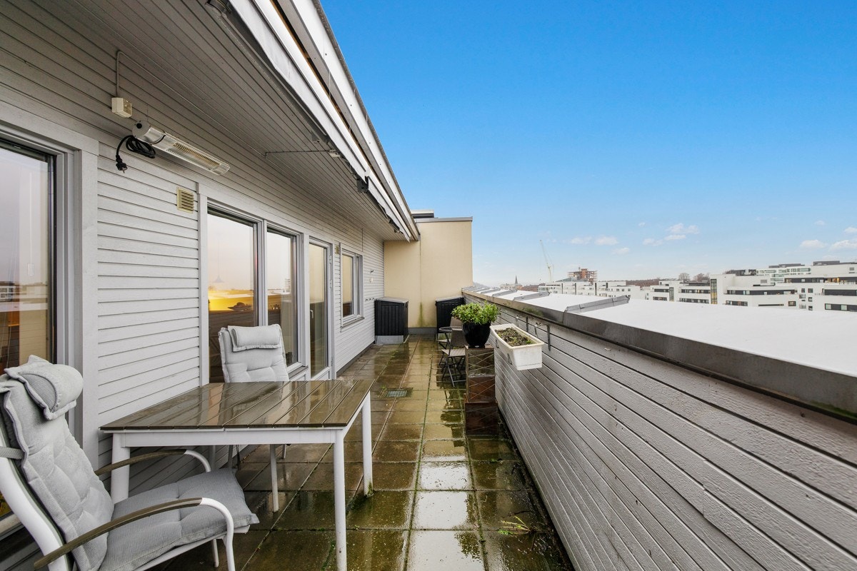 God plass til utemøbler og grill, hvor man kan nyte solrike dager/kvelder i hyggelige omgivelser. Galleribilde