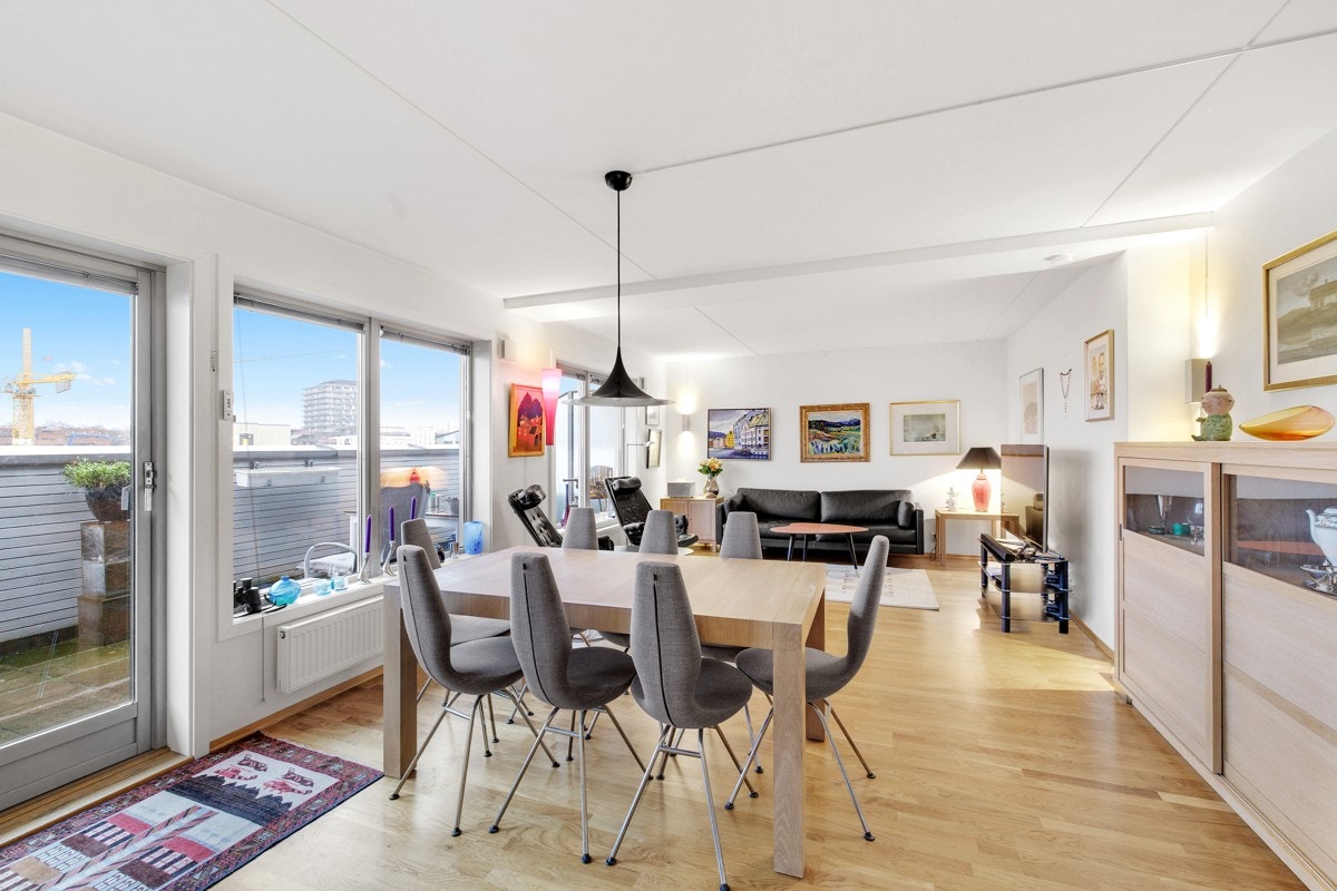 Stuen har en flott åpen løsning, noe som gir den flere møbleringsmuligheter Galleribilde